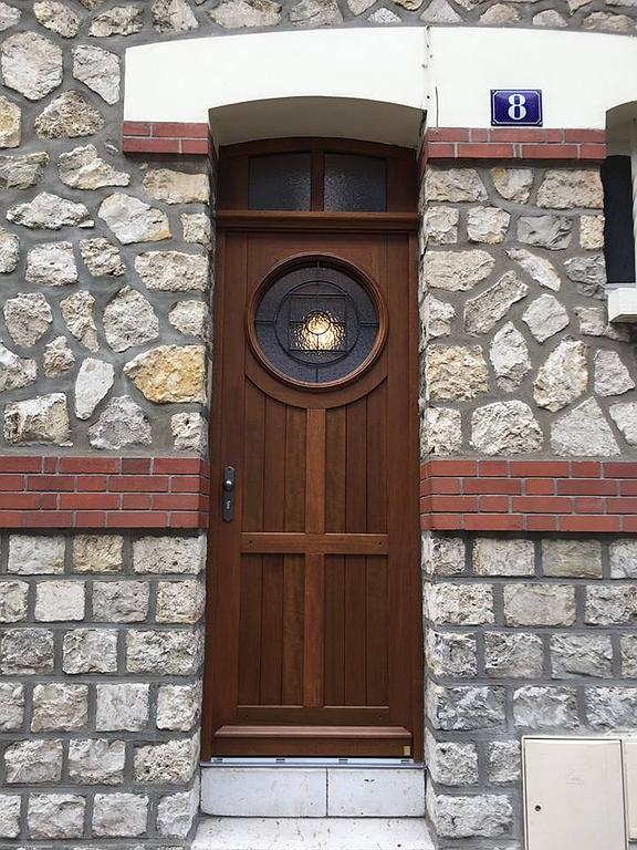 Le veinage et les détails d’une porte d’entrée en bois